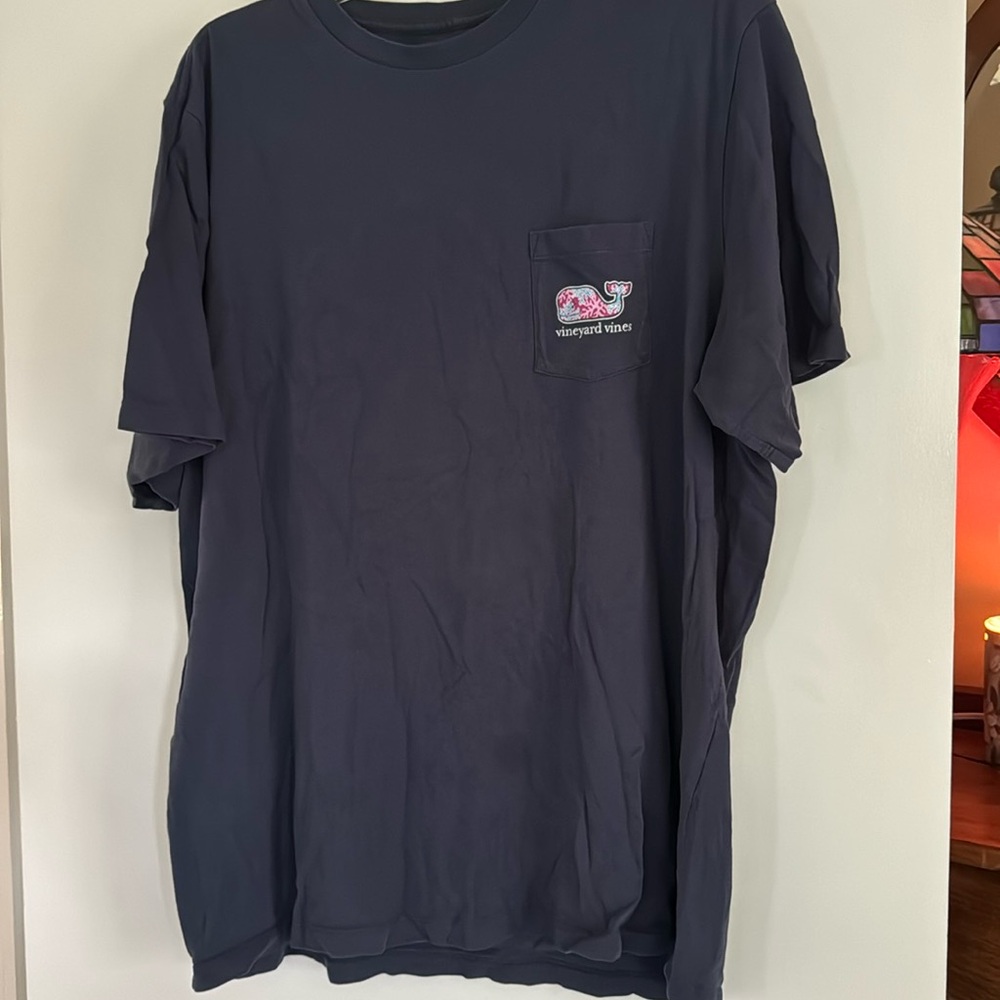 Men’s Navy Blue Vineyard Vines Whale T-Shirt. Size L. Short sleeved. EUC.